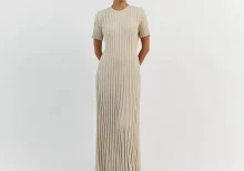 Einfarbiges Strick-Maxikleid für Damen – Kurzarm, Plissiert, Frühling/Sommer 2024